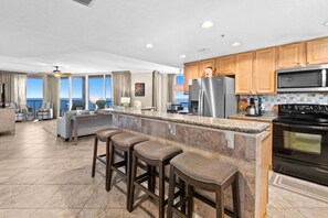 ثلاجة، ميكروويف، فرن، موقد طهي مسطح