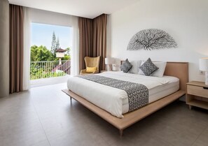 Una habitación de hotel moderna con una cama grande, un balcón y un adorno de pared decorativo.