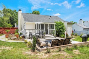 Outdoor dining - Quaint Cottage of Holly Springs (Holly Springs)