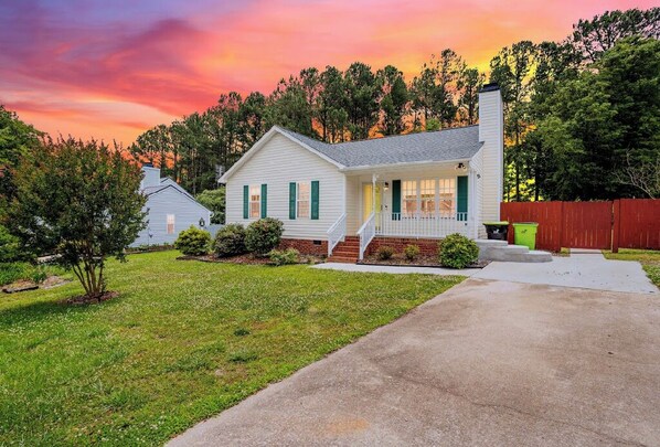 Exterior - Quaint Cottage of Holly Springs (Holly Springs)