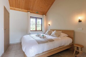 5 bedrooms, iron/ironing board, WiFi, bed sheets