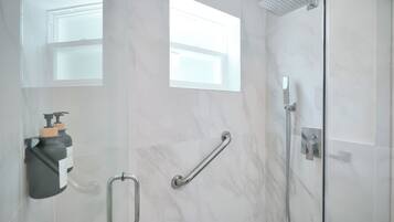 Comfort Apartment | Bathroom | Free toiletries, towels, soap, shampoo