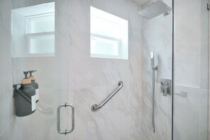 Comfort Apartment | Bathroom | Free toiletries, towels, soap, shampoo