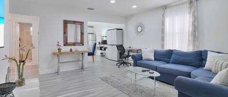 Leilighet – comfort | Oppholdsområde | En 32-tommers smart-TV med kabel-kanaler