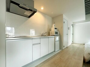 Kühlschrank, Mikrowelle, Herdplatte, Wasserkocher