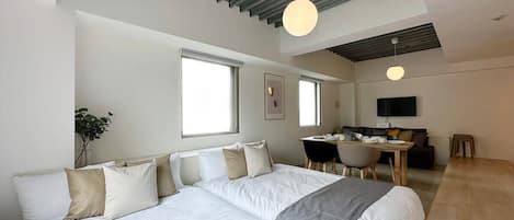 Een bureau, een strijkplank/strijkijzer, wifi, beddengoed