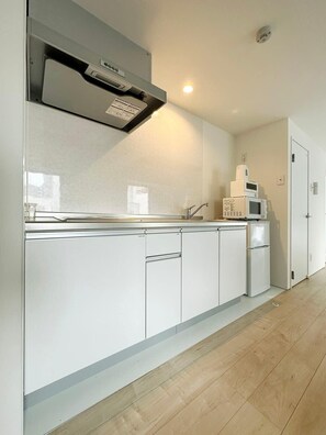 Fridge, microwave, stovetop, cookware/dishes/utensils - Cozy & Modern Studio Apt 5 Mins Walk to Peace Park (Naka Ward, Hiroshima)