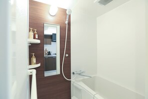 Haartrockner, Handtücher, Seife, Shampoo