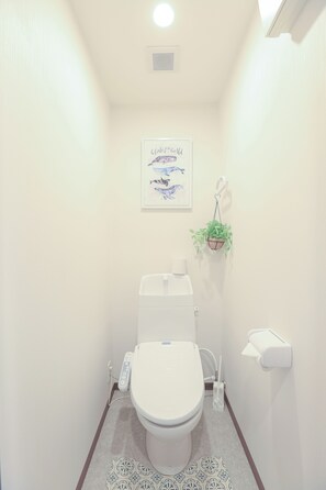 Sèche-cheveux, serviettes fournies, savon, shampoing