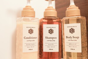 Secador de pelo, toallas, jabón y champú