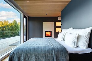 6 bedrooms, iron/ironing board, travel cot, WiFi