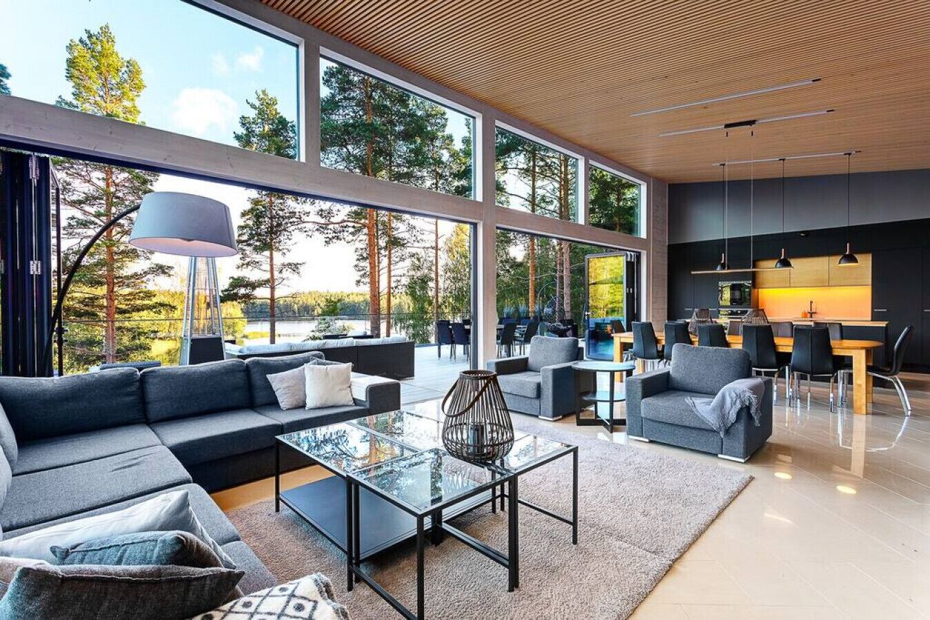 Fernseher, Kamin, Stereoanlage