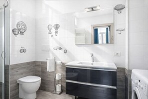 Ducha, secador de pelo, bidé y toallas