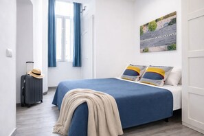 2 عدّة غرف نوم ومكواة/لوح كي وواي فاي وملاءات أسرّة