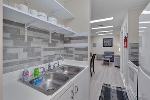 Kochgeschirr/Geschirr/Besteck