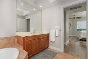 Combined shower/tub, jetted tub, hair dryer, towels - 5th Floor Classy Corner Condo | Bright & Spacious | Free Golf | Pools | Private Beach Club Access (Pensacola)