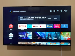 Television - The Cozy Hutt Home - 2-minutes to City Centre, Brewtown and Hutt River Trail (Upper Hutt)