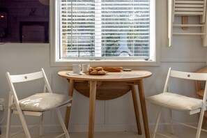 Dining - Welcome Cottage | Stay Waiheke (Waiheke Island)