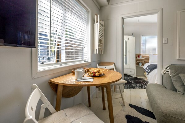 2 bedrooms, iron/ironing board, WiFi