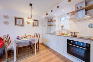 Familjelägenhet - 1 sovrum (Chalet Charmant) | Eget kök | Kylskåp, ugn, spishäll och diskmaskin
