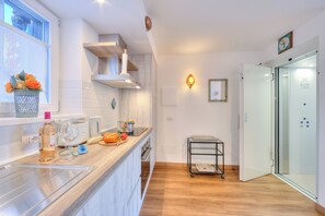Perhehuoneisto, 1 makuuhuone (Chalet Charmant) | Yksityinen keittiö | Jääkaappi, uuni, liesi, astianpesukone