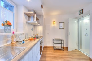 Familielejlighed - flere soveværelser (Chalet Charmant) | Privat køkken | Køleskab, ovn, kogeplade, opvaskemaskine