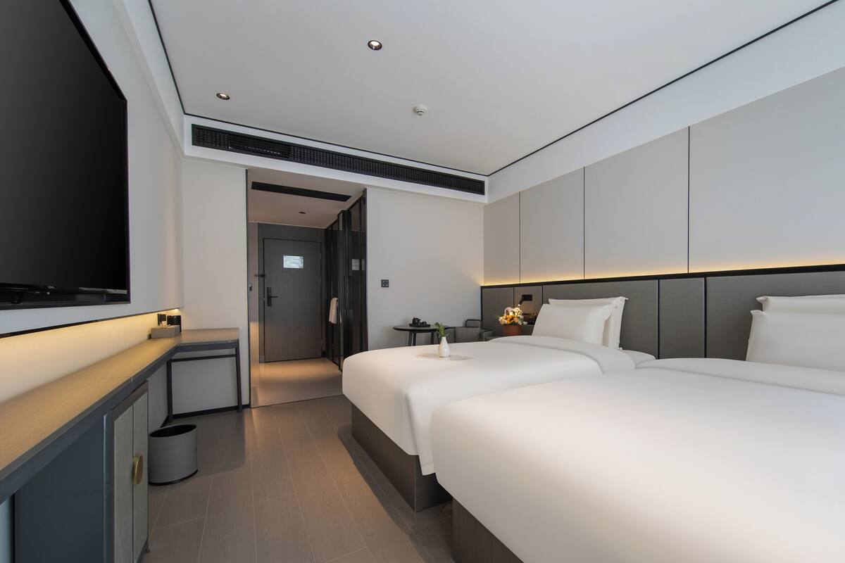 Down duvets, desk, laptop workspace, free WiFi