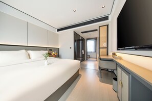 Habitació doble o amb dos llits individuals familiar | Cobrellits, escriptori i espai de treball apte per a portàtils