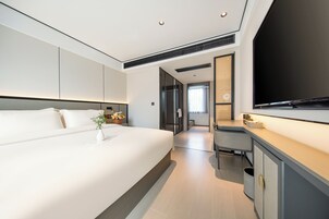 Családi szoba kétszemélyes vagy két külön ággyal | Pehelypaplan, íróasztal és laptophoz jól használható munkafelület