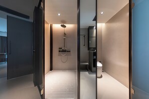 Habitación doble clásica | Baño | Regadera, regadera tipo lluvia, amenidades de baño gratuitas 