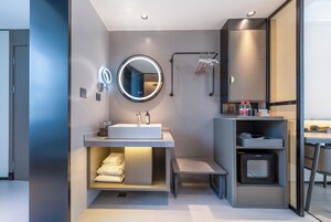 Shower, rainfall showerhead, free toiletries, hair dryer