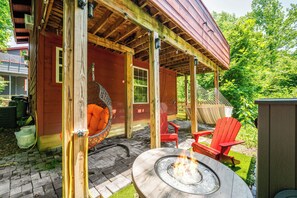 Terrace/patio - Cozy Cabin w/Hot Tub  in Gatlinburg (Gatlinburg)