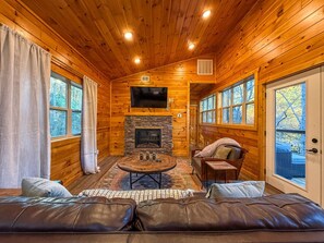 تلفزيون، مدفأة، كرة قدم الطاولة