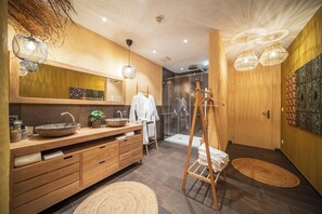 Suite, badstue (Massai Lodge) | Bad | Separat badekar og dusj, boblebad, badekåper og tøfler