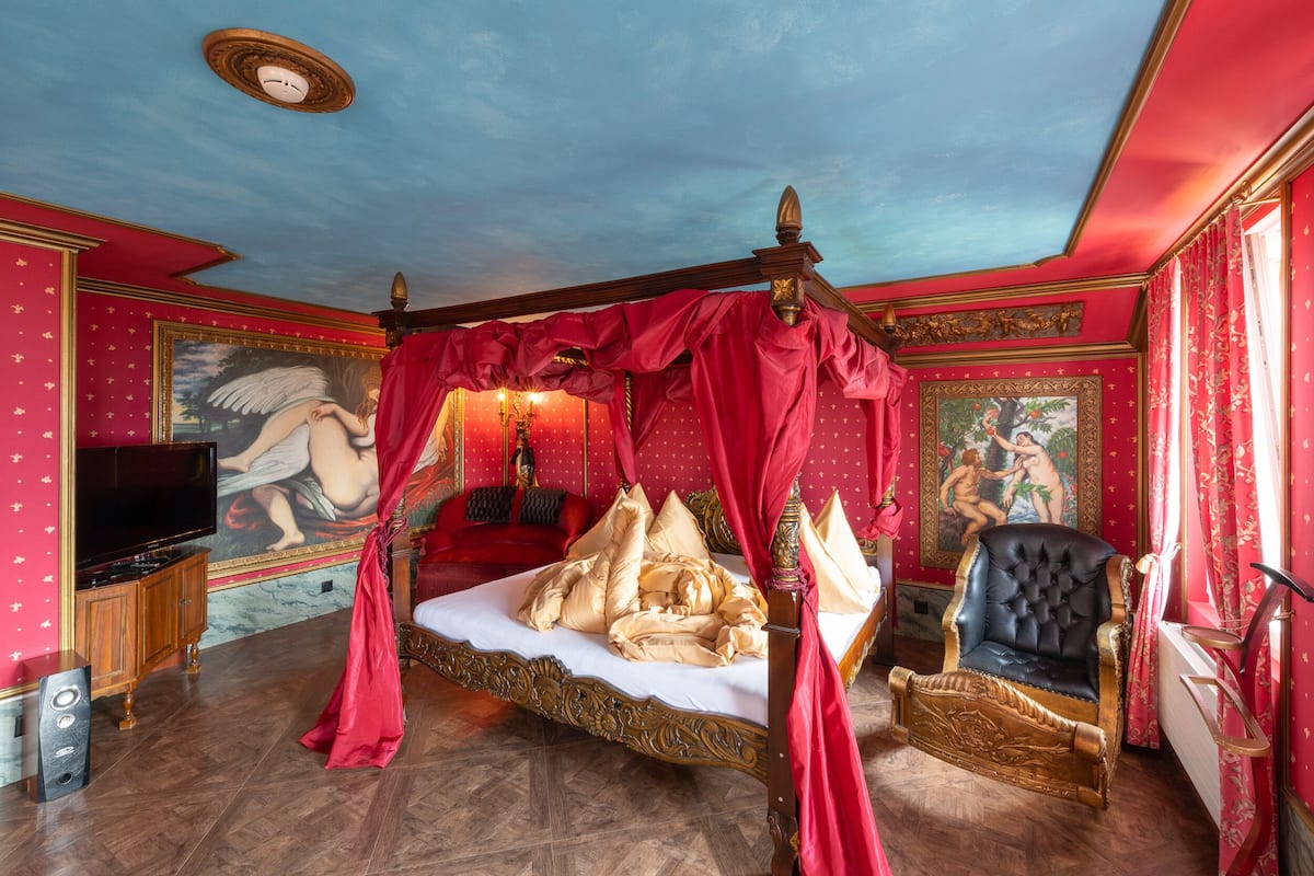 Suite, Sauna (Château d'amour) | 1 bedroom, free minibar, individually decorated, individually furnished