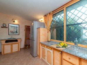 Køleskab, mikrobølgeovn, ovn, køkkentøj/tallerkener/redskaber