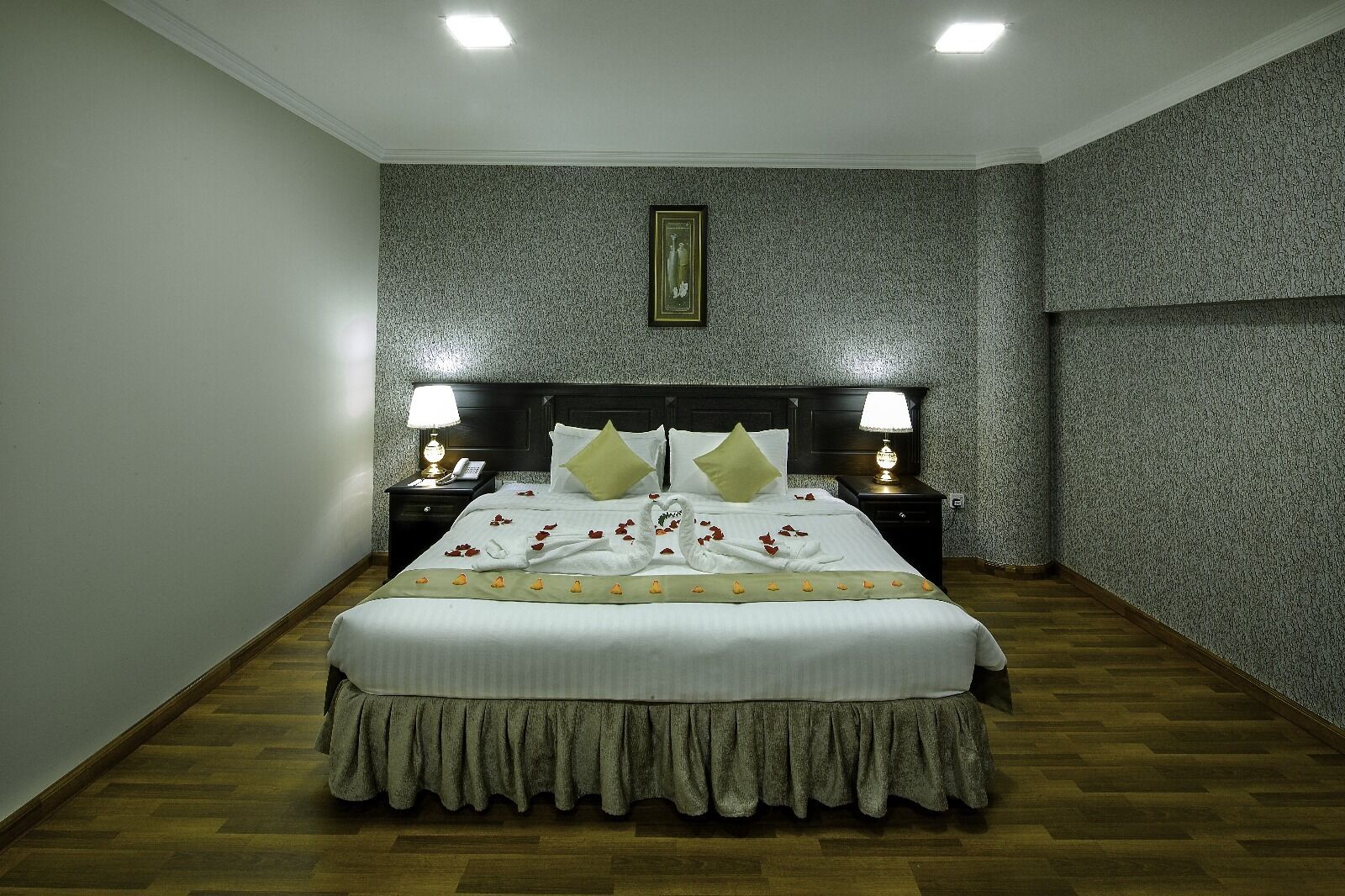 Kahden hengen standard-huone | Ylelliset vuodevaatteet, yksilöllisesti kalustettu, työpöytä