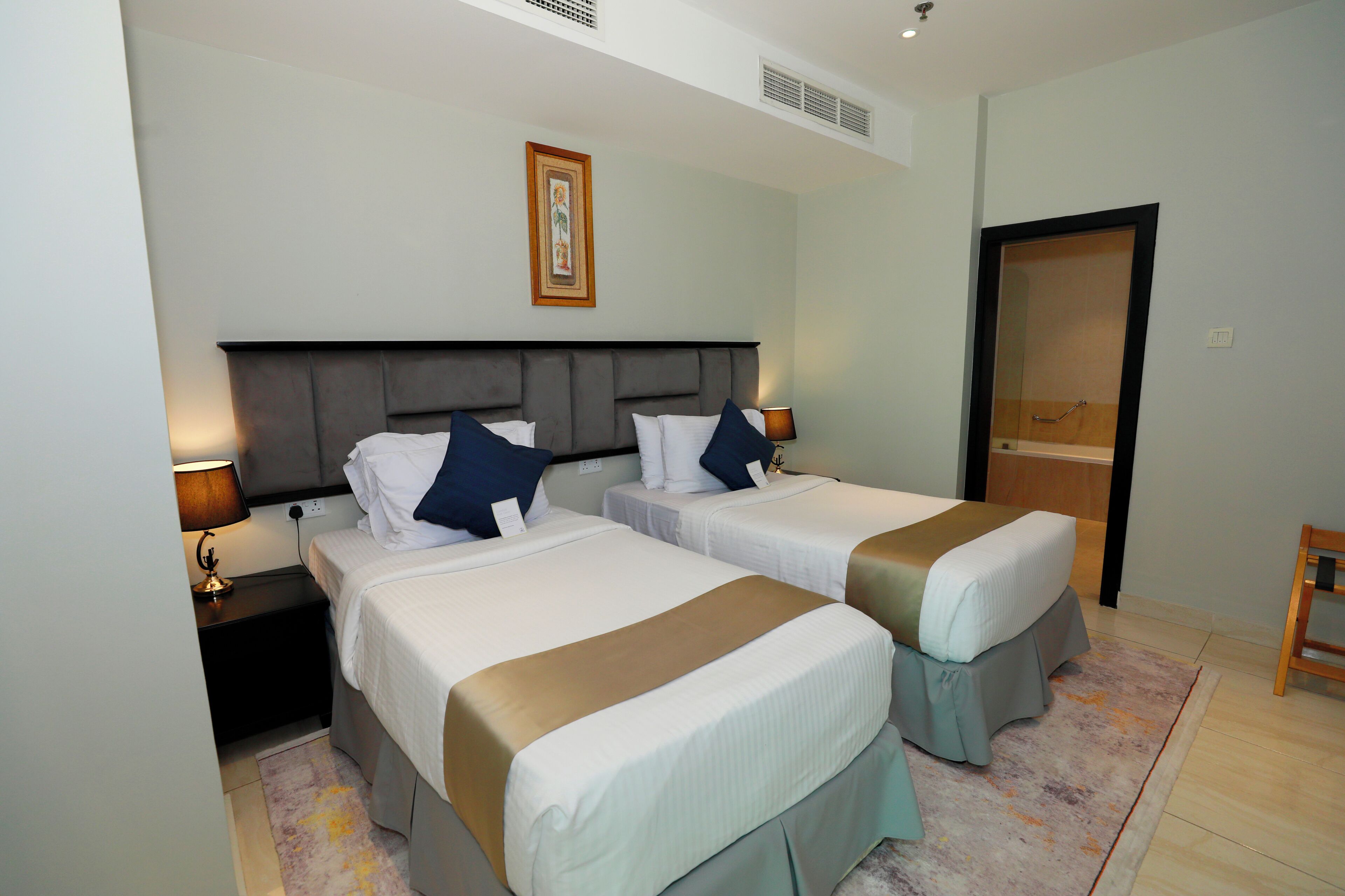 고급 침구, 각각 다르게 가구 비치, 책상, 노트북 작업 공간