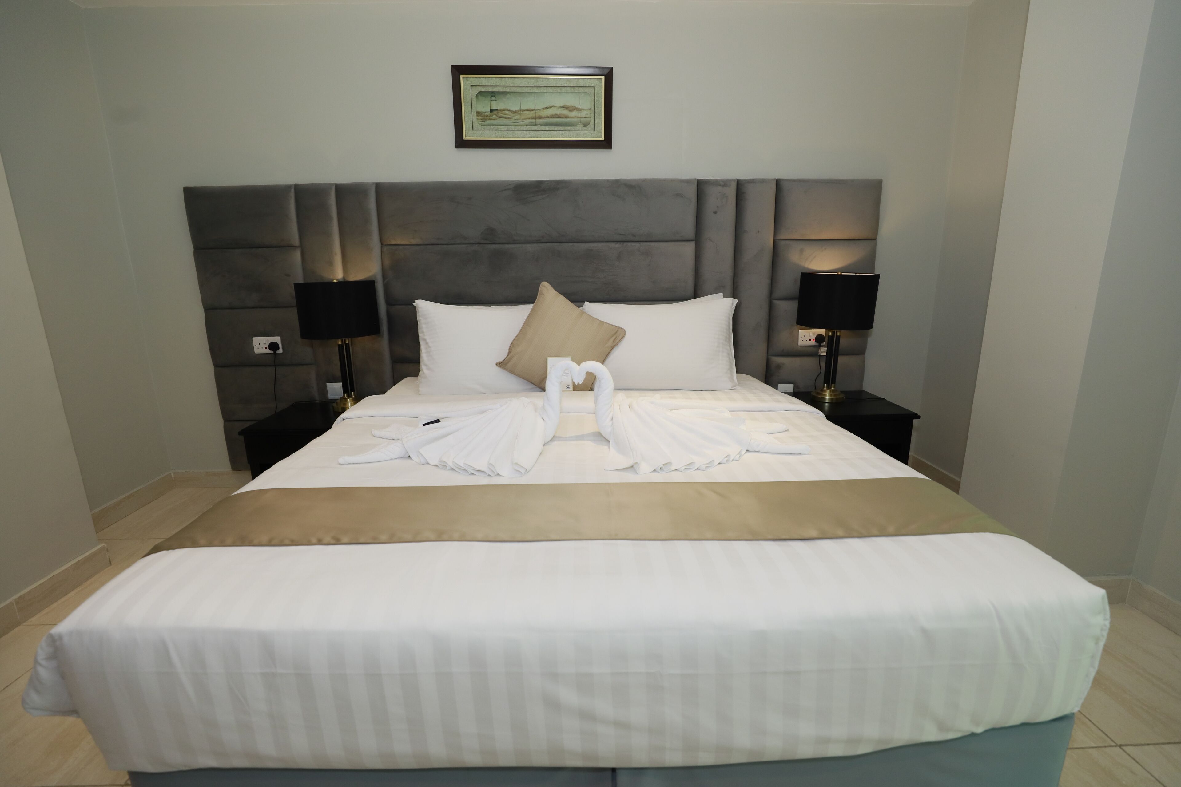 고급 침구, 각각 다르게 가구 비치, 책상, 노트북 작업 공간