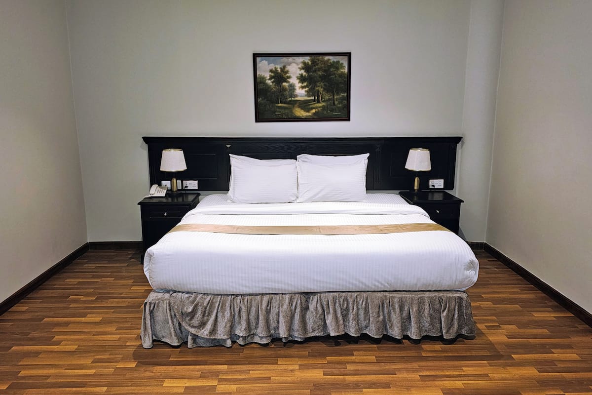 Junior-Dreibettzimmer, 1 Schlafzimmer, Stadtblick | 1 Schlafzimmer, hochwertige Bettwaren, Bügeleisen/Bügelbrett