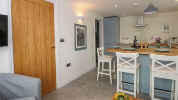 Frigorífico, lavavajillas, hervidor eléctrico y tostadora