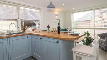 Frigorífico, lavavajillas, hervidor eléctrico y tostadora