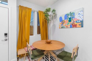 Dining - Cozy Oasis in the heart of Capitol Hil (Seattle)