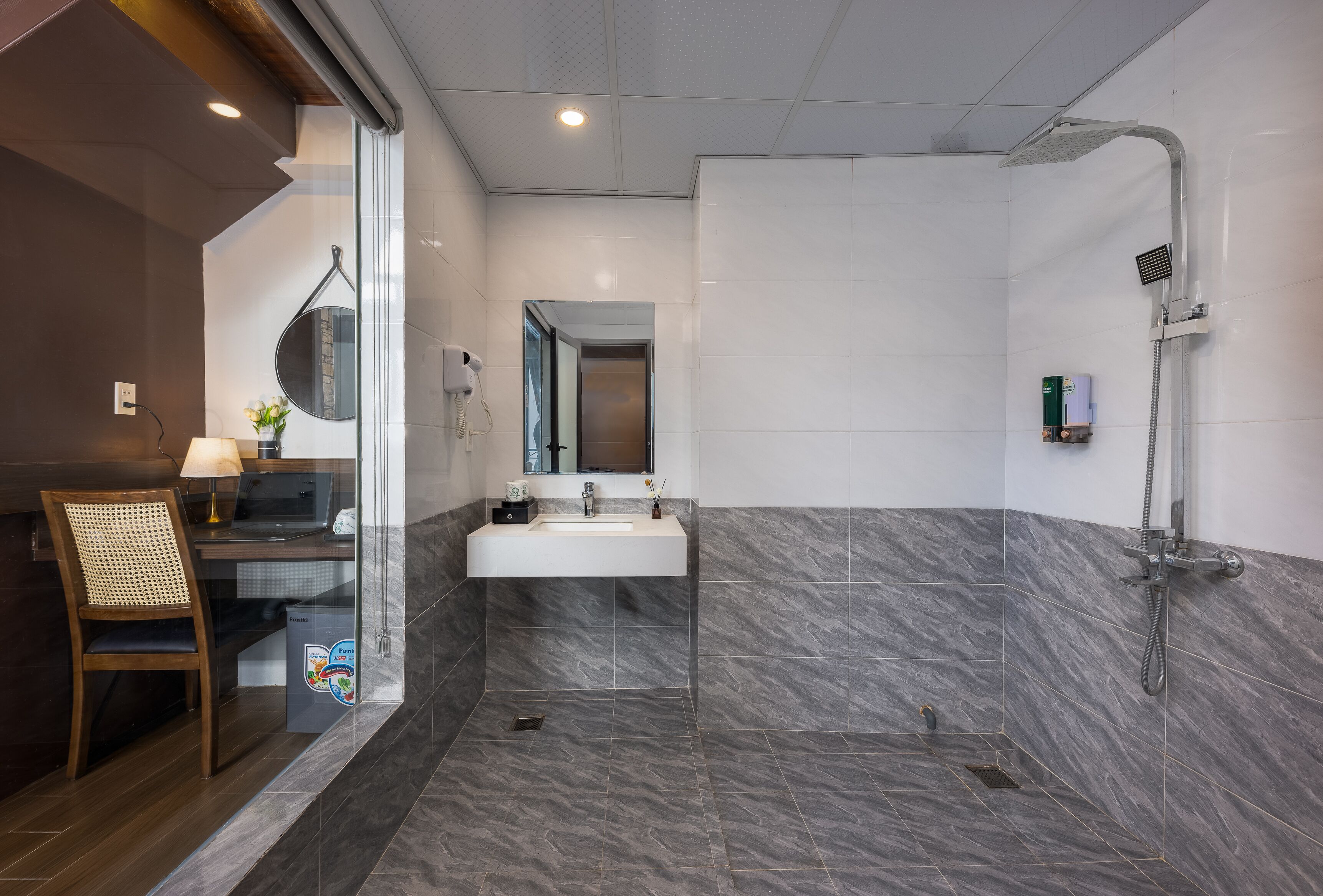 Premium-Penthouse | Badezimmer | Dusche, Hydromassagedusche, Designer-Toilettenartikel, Haartrockner