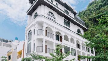 Vista frontal de la propiedad