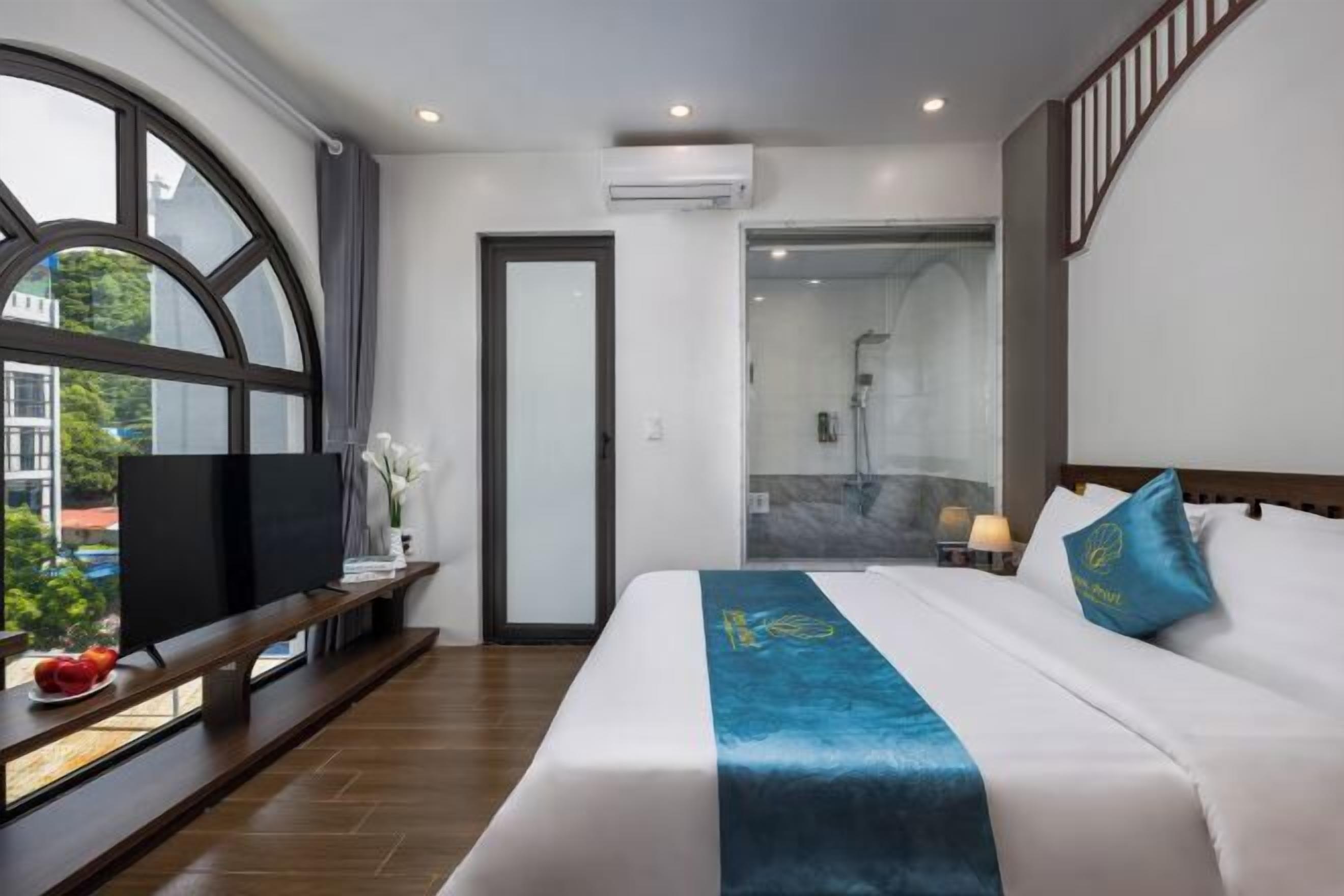 1 bedroom, hypo-allergenic bedding, down comforters, memory foam beds