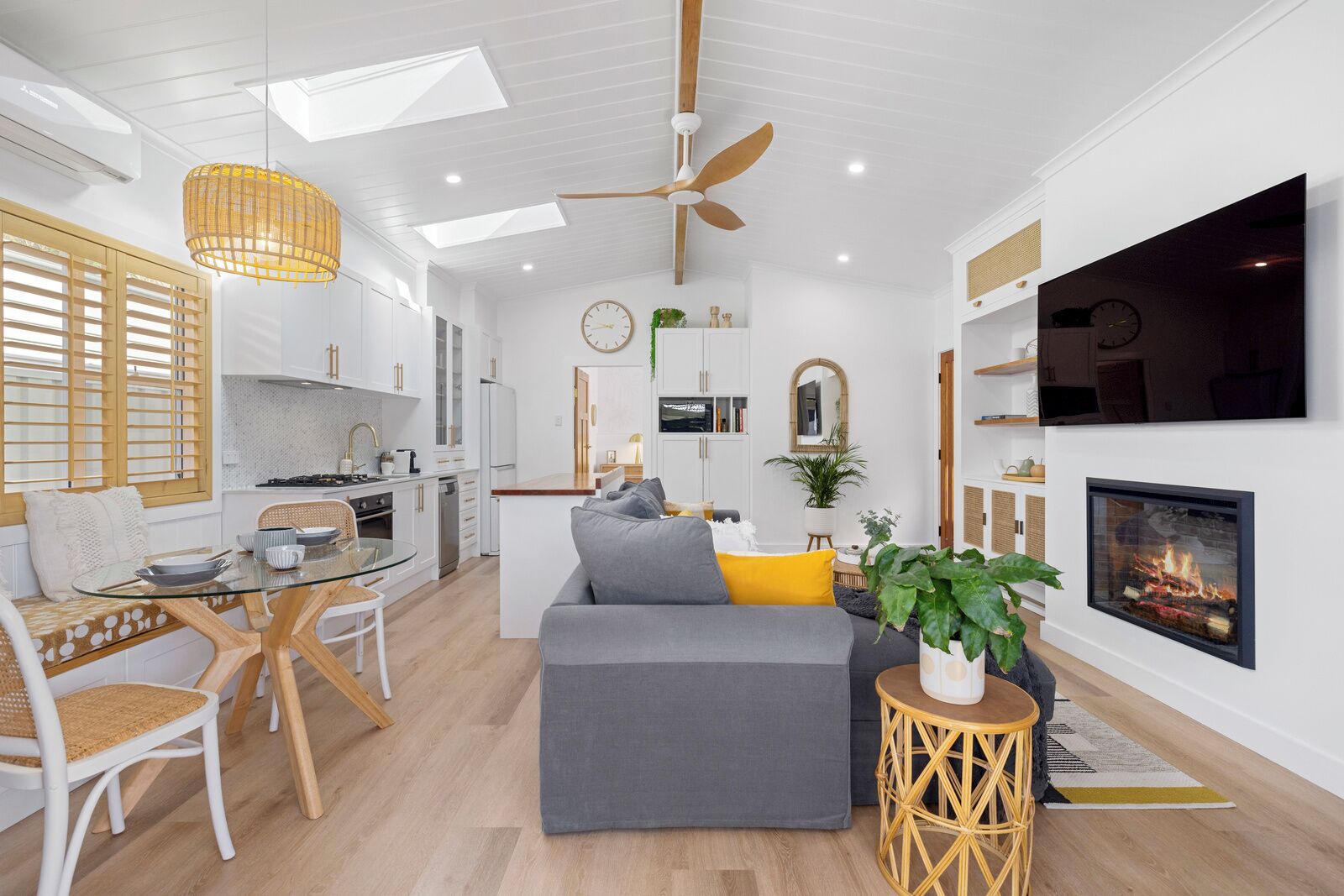 Télévision, cheminée