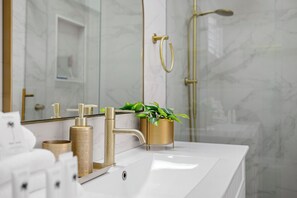 Shower, hair dryer, towels - Ellie's Holiday Escape, Pool, Pets, Designer Villa (Coffs Coast Accommodation)