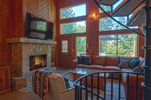 Mountain side condo with AC, premier location and year round amenities