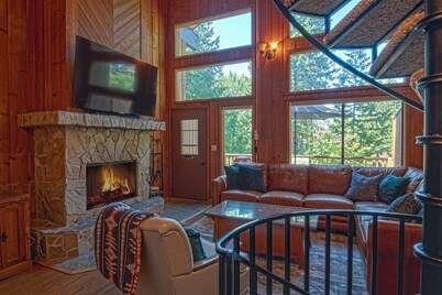 Mountain side condo with AC, premier location and year round amenities